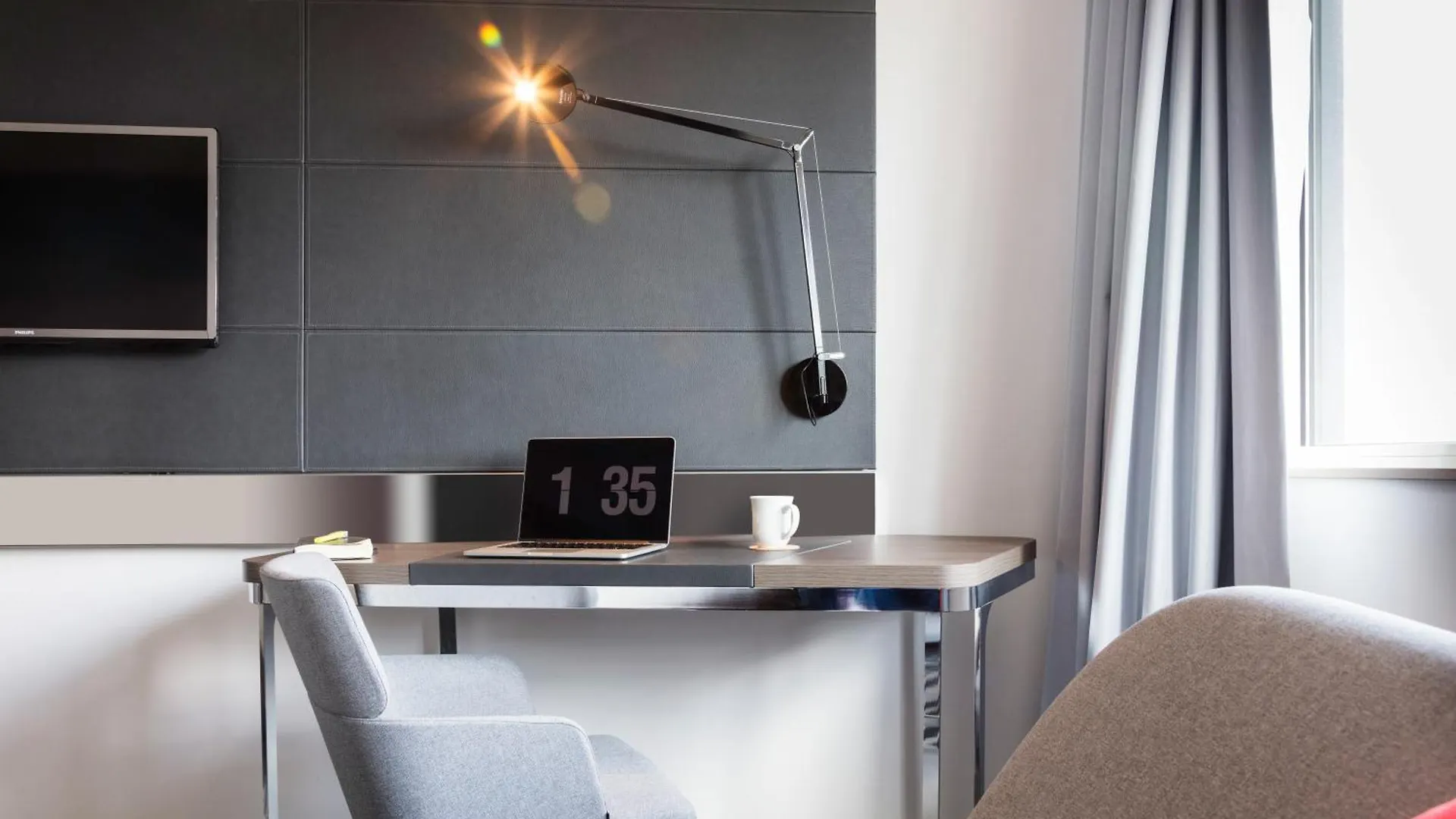 Novotel Edinburgh Centre 4*,