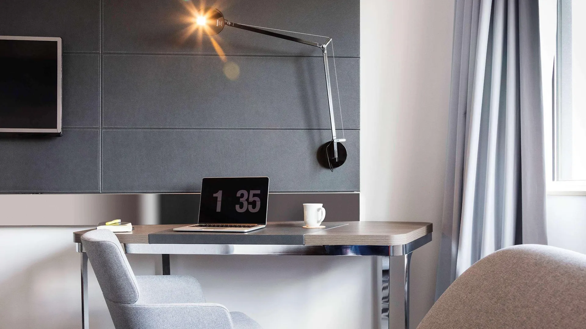 Novotel Edinburgh Centre 4*,