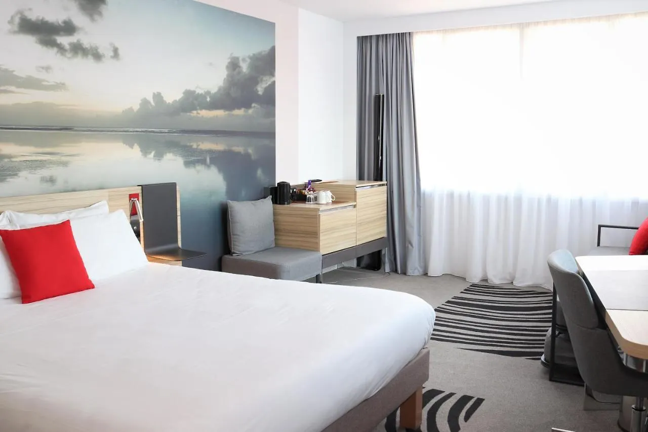 Novotel Edinburgh Centre 4*,